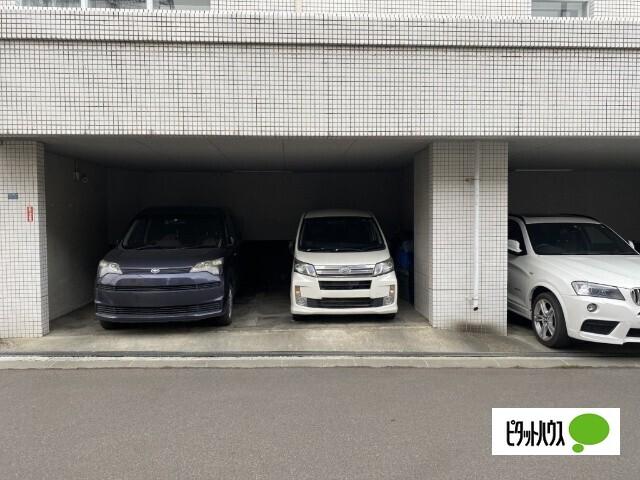 フォレストヒルズ宮の森（303） 駐車場