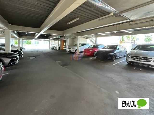 サンタの館裏参道（1001） 駐車場