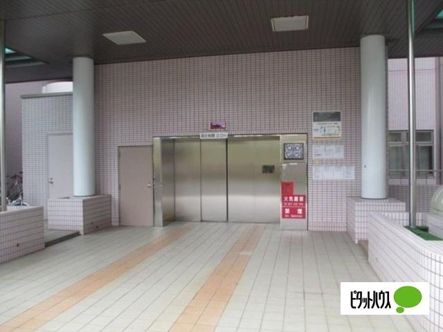 サンタの館医大前(エスターロワイヤル)（902） 駐車場