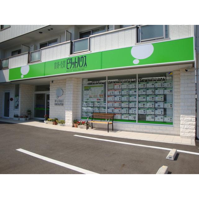 秦野渋沢店、　渋沢駅から徒歩4分、白い建物に緑の看板が目印です
