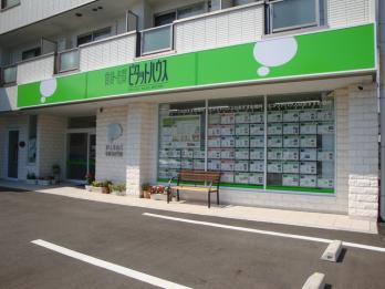 秦野渋沢店、<br />　渋沢駅から徒歩4分、白い建物に緑の看板が目印です