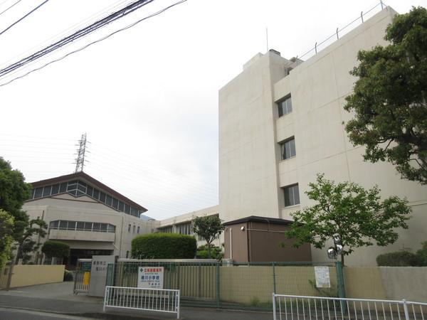 秦野市立堀川小学校：741m