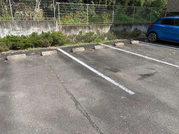 茜（302） 駐車場
