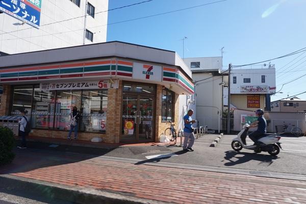 セブンイレブン伊勢原駅前店：229m
