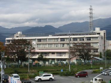 秦野市立堀川小学校：744m