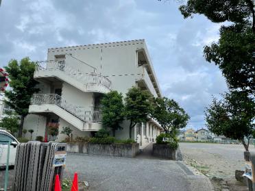 南足柄市立岡本小学校：863m