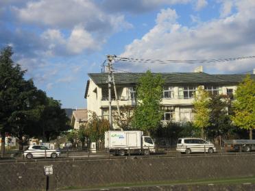 秦野市立本町小学校：2096m