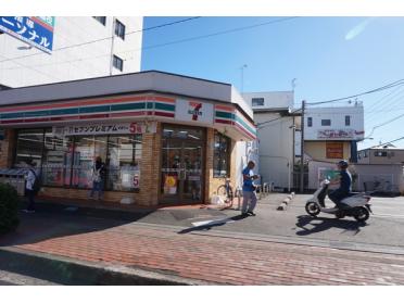 セブンイレブン伊勢原駅前店：100m