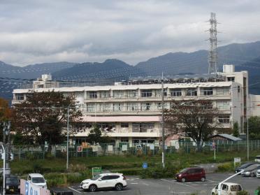 秦野市立堀川小学校：1758m