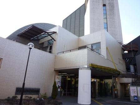 伊勢原市立図書館：1364m