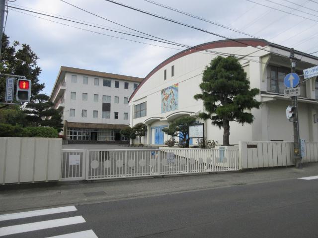 秦野市立西小学校：264m