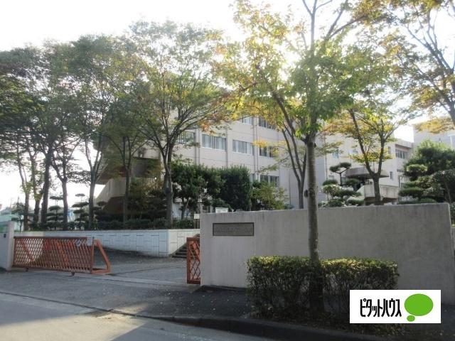秦野市立南が丘小学校：884m