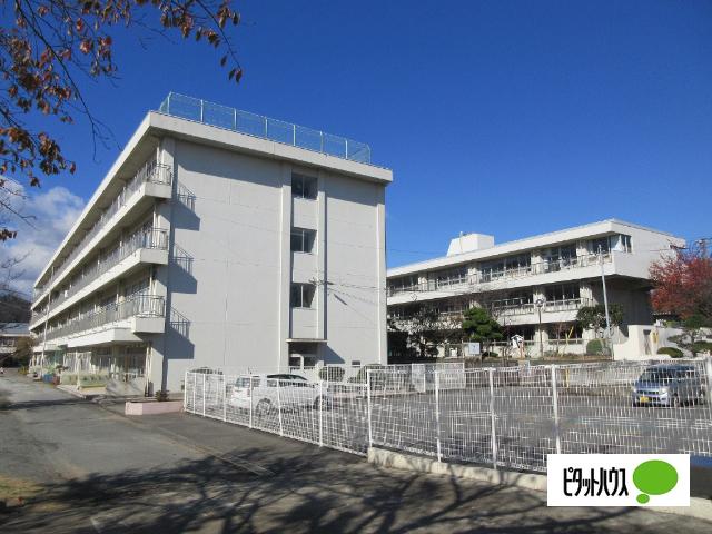 秦野市立大根小学校：812m
