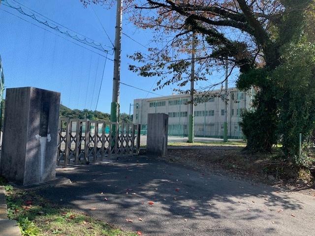 秦野市立東中学校：2484m