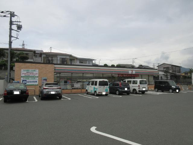 セブンイレブン秦野曽屋東店：685m