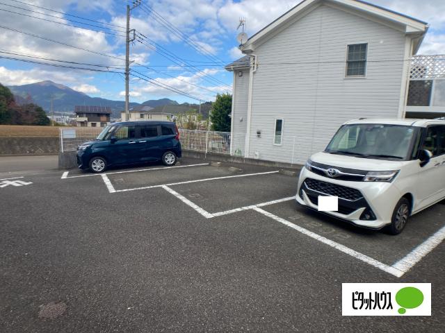 ルピナス二番館（102） 駐車場