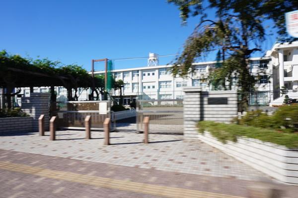 伊勢原市立伊勢原小学校：613m