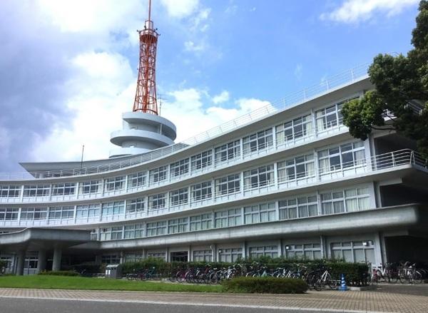 東海大学付属図書館中央図書館：562m