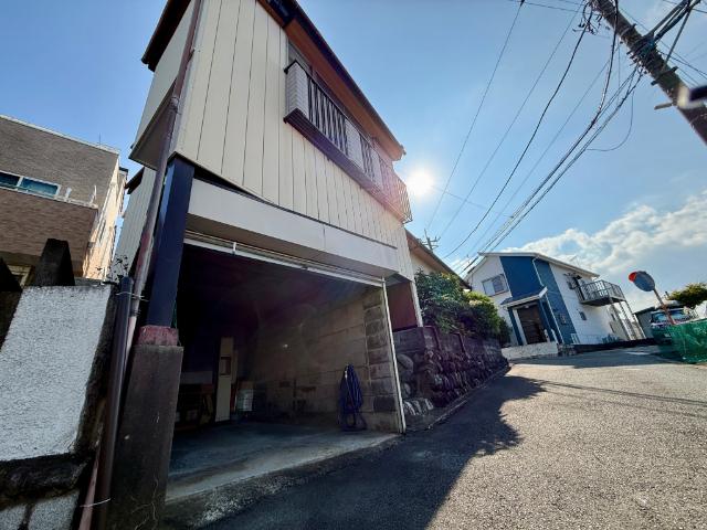 ガレージ付の古家付になります♪