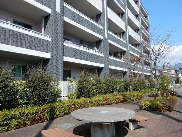 外観はタイル張りで高級感あり