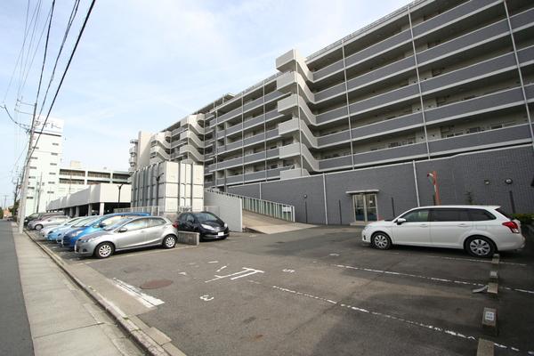 ファミリアーレ八田駅前 駐車場