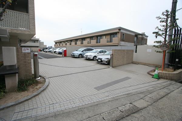 プラウド本山鹿子町 駐車場