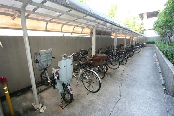 八事雲雀ケ丘パーク・ホームズ 駐車場