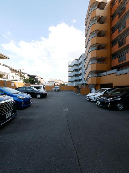 ライオンズマンション惟信町 駐車場