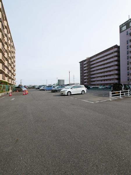 ニューコーポ港楽Ａ棟 駐車場