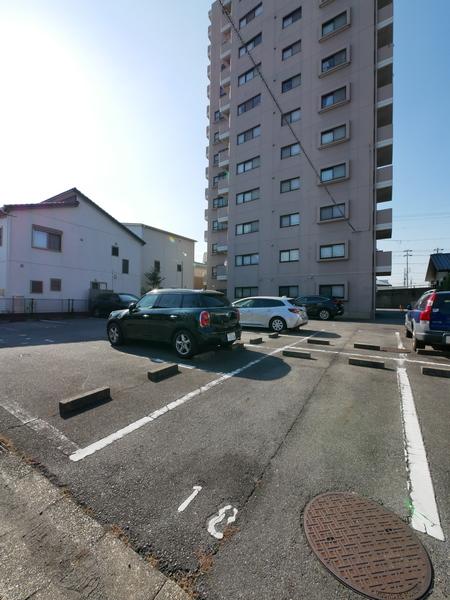 グリーンハイツ庄内通 駐車場