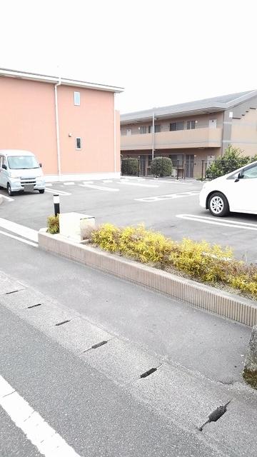 エレガンテカーサ（101） 駐車場