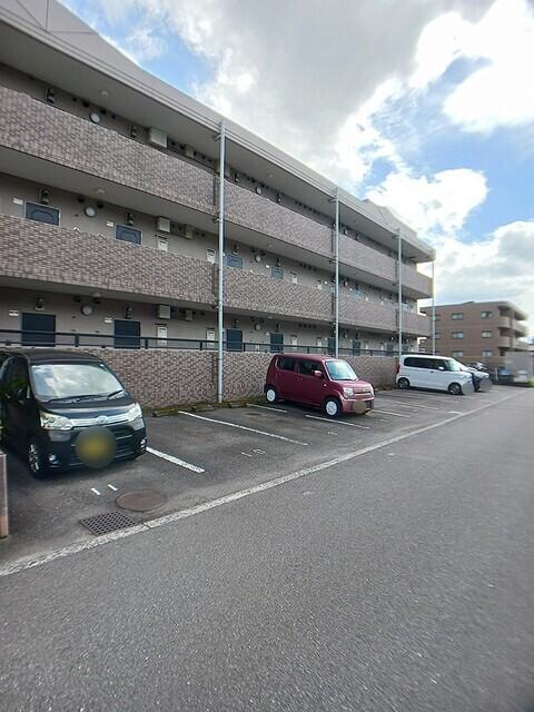 ＢＬＵＥ　ＳＫＹ　鴻川（111） 駐車場