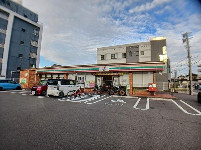 セブンイレブン　花津留店：190m