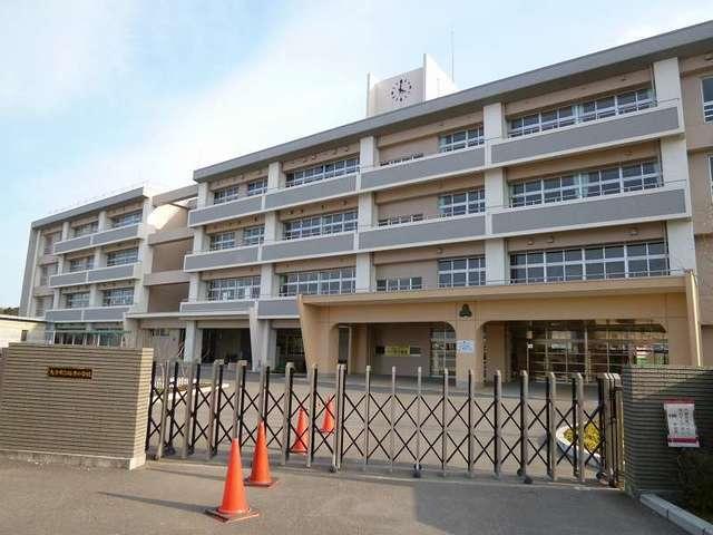 坂ノ市小学校：900m