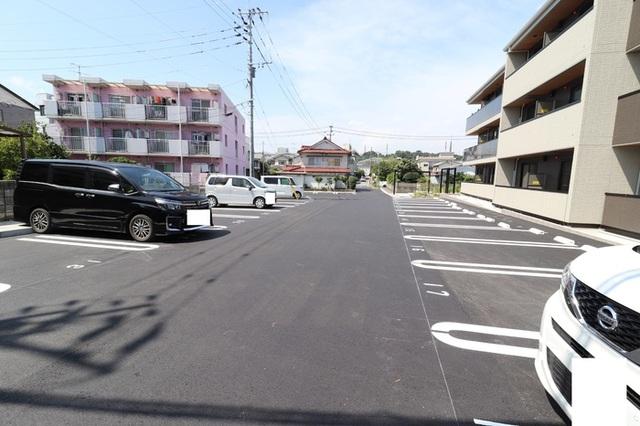 グランリュクス上野丘東（206） 駐車場