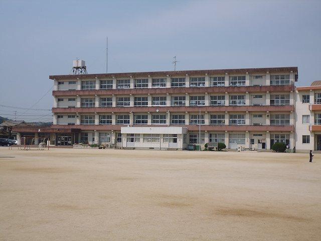 戸次小学校：900m