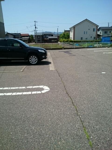 ソレイユルヴァンＡ（202） 駐車場