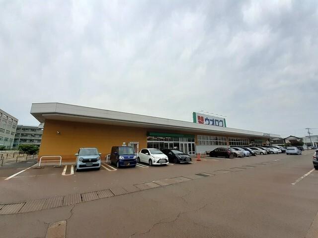 ウオロク興野店：832m