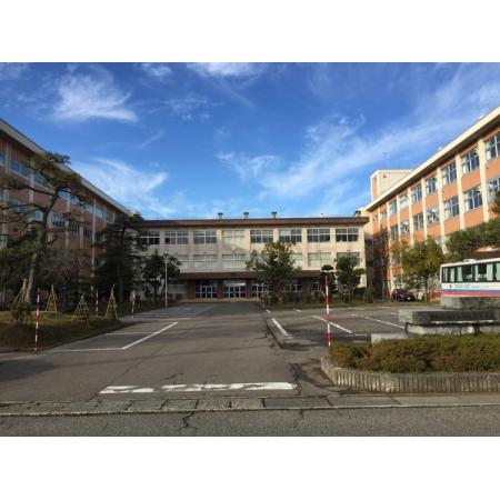 新潟県立三条東高校：983m