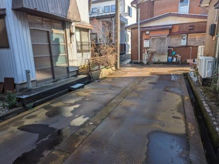 三条市島田二丁目　中古戸建 前面道路含む現地写真