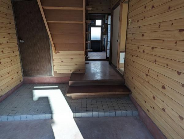 三条市島田二丁目　中古戸建 玄関