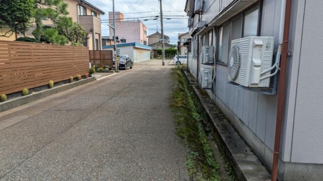 投資用　三条市林町売り事務所 前面道路含む現地写真