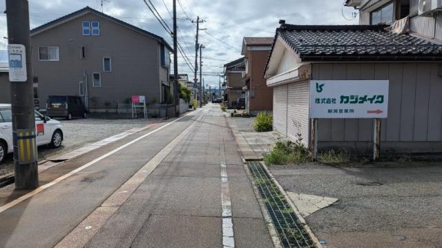投資用　三条市林町売り事務所 前面道路含む現地写真