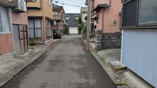 三条市石上二丁目　中古戸建 前面道路含む現地写真
