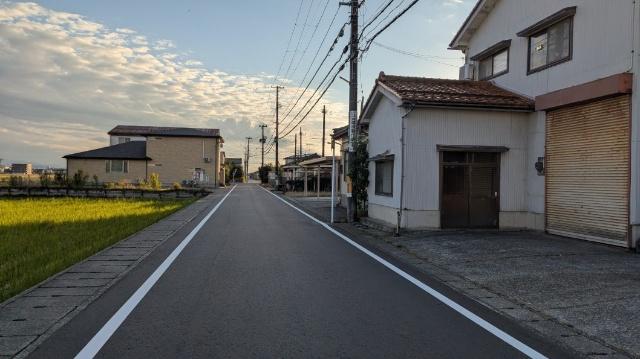三条市栗林　売り倉庫事務所兼居宅 前面道路含む現地写真