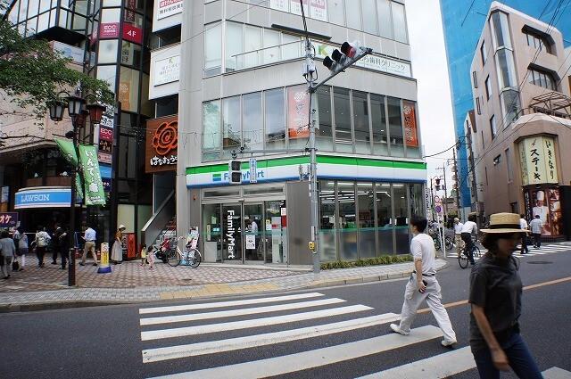 ファミリーマート国立駅南口店：49m