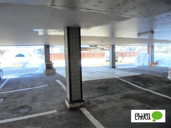 東根市温泉町アパート 駐車場