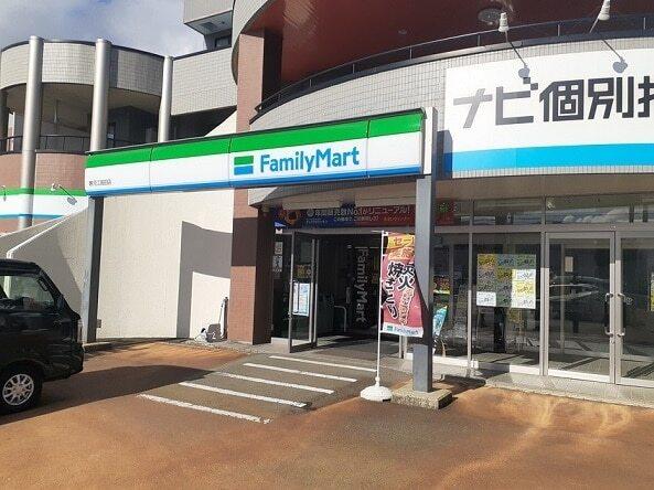ファミリーマート：700m
