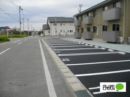 東根市神町北アパート 駐車場