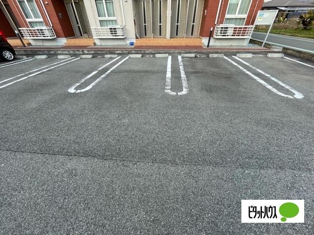 東根市神町中央アパート 駐車場